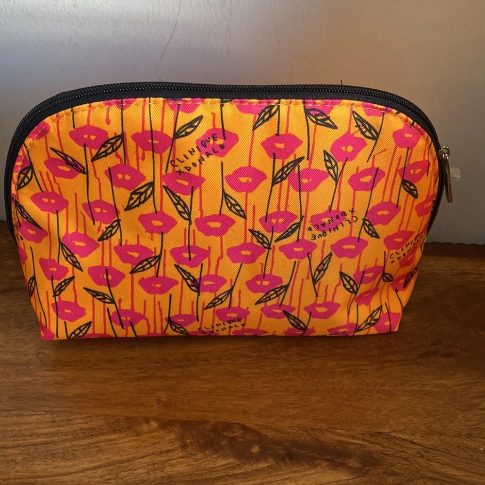 New NWT Clinique x Donald Robertson Moisture Surge Skincare Travel Bag Set